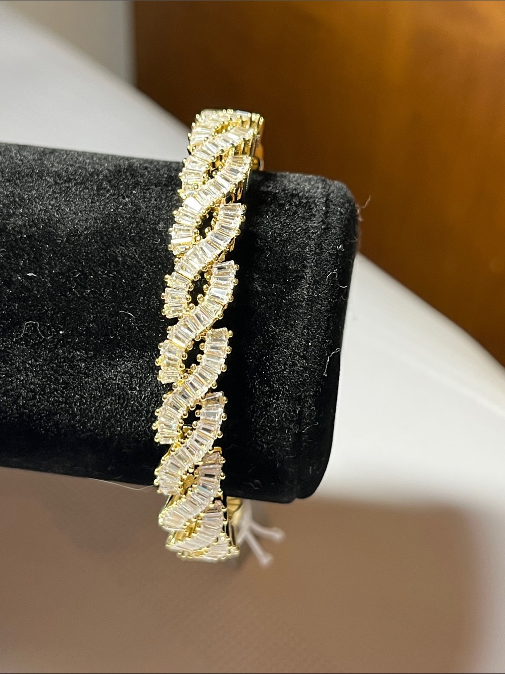 Fine silver plated fashion bracelet.
New. Tag on.
Sparkly. Beautiful